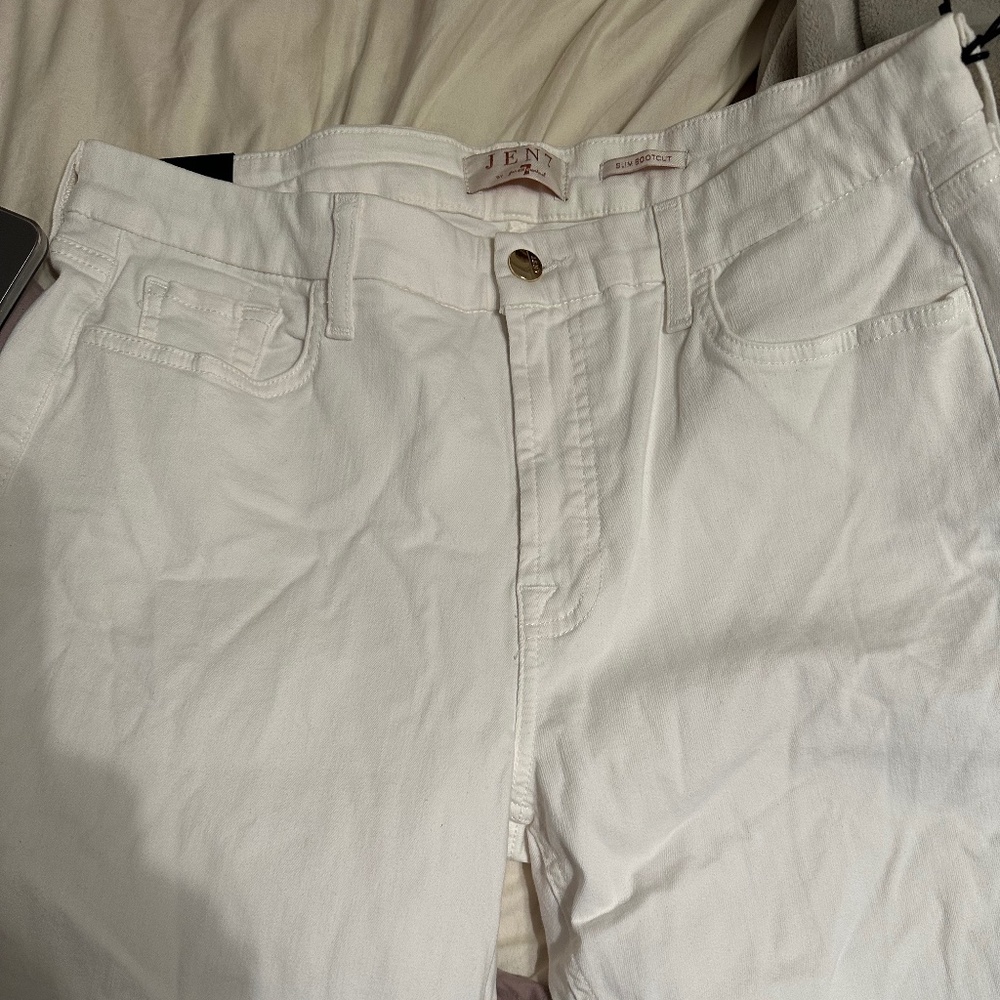 New 7 For All Mankind Jen 7 white slim bootcut jeans. NWT. Size: Various